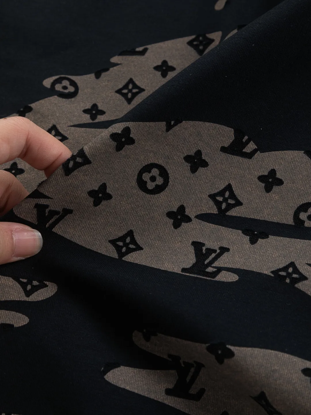 🅿️210 Louis Vuitton 1V LV micro-wide version S-XL LV 26ss new product counters are on the shelves at the same time. Multiple craftsmanship, composite fabrics, all-over cutting🔥Fire flower clouds☁️letter logo🪡 embroidery, round neck short-sleeved T-shirt, same style for men and women! Consigned to one-to-one creation. Synchronized with the official website, pure cotton fabrics at the counter! It is close to the skin and comfortable, durable and easy to wear. It has a classic and simple logo design and meticulous original craftsmanship. Short-sleeves, a must-have item for men, do not appear to be the same for the general public, but must be unique and eye-catching. This LV short-sleeve is all about quality, comfort, the same shape and fashion as always, including fabrics and cutting techniques. All of them have been made with great effort! 320 grams of washed pure cotton fabric, pure cotton is breathable, very refreshing and comfortable for daily wear. The rib knitting on the neckline is smooth and tight, and the neckline will not be skewed if you toss it at will. The loose version, you will find that it looks really good on the upper body. The overall is minimalist and neat, super versatile for daily use! Pair it casually with a pair of pants for a youthful look. A T-shirt will make your outfit crazy. It is a fashionable item that can never go wrong! Color: Black White Gray Purple Size: S-XL Size chart: S: Shoulder width 50-Bust 56-Length 70 M: Shoulder width 52-Bust 57-Length 72 L: Shoulder width 54-Bust 59-Length 74 XL: Shoulder width 56-Bust 62-Length 76